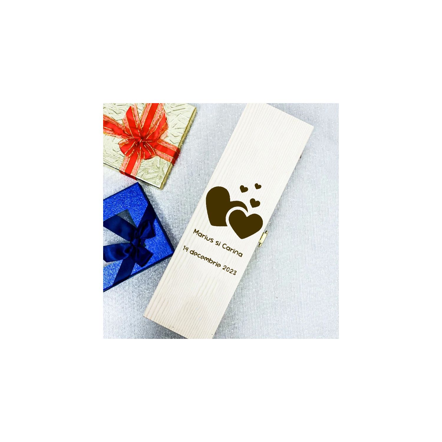 Cutie de vin personalizată cu două inimi nume și dată