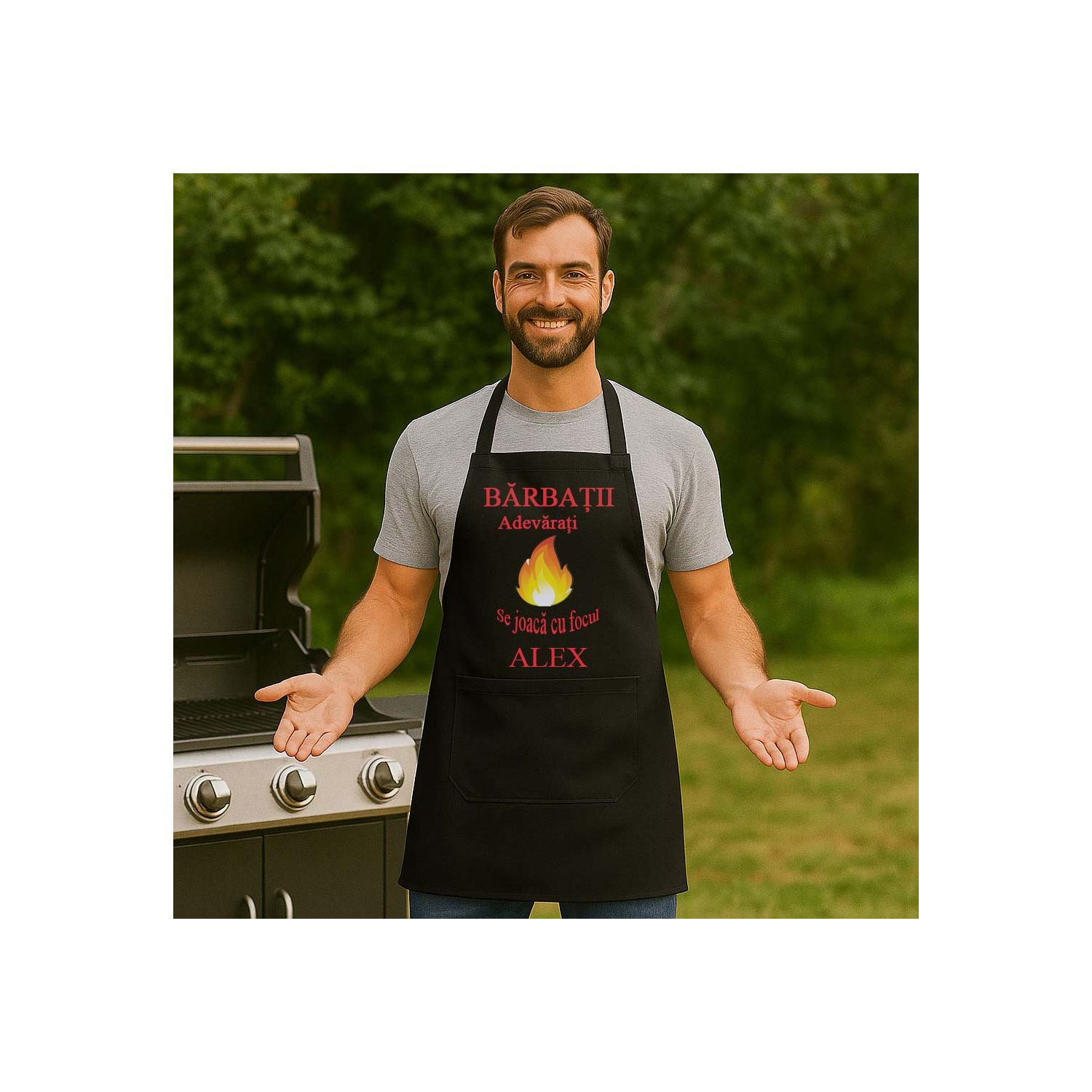 Șorțul personalizat cu mesaj Bărbații adevărați se joacă cu focul și nume