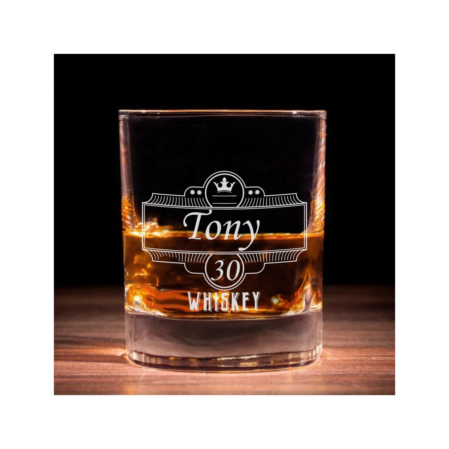 Pahar de whisky personalizat este cadoul perfect.